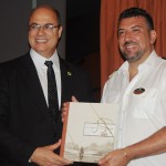 Wilson Witzel, governador do RJ, presenteou o comandante Rafaelle com um livro sobre as rotas marítimas do Rio de Janeiro