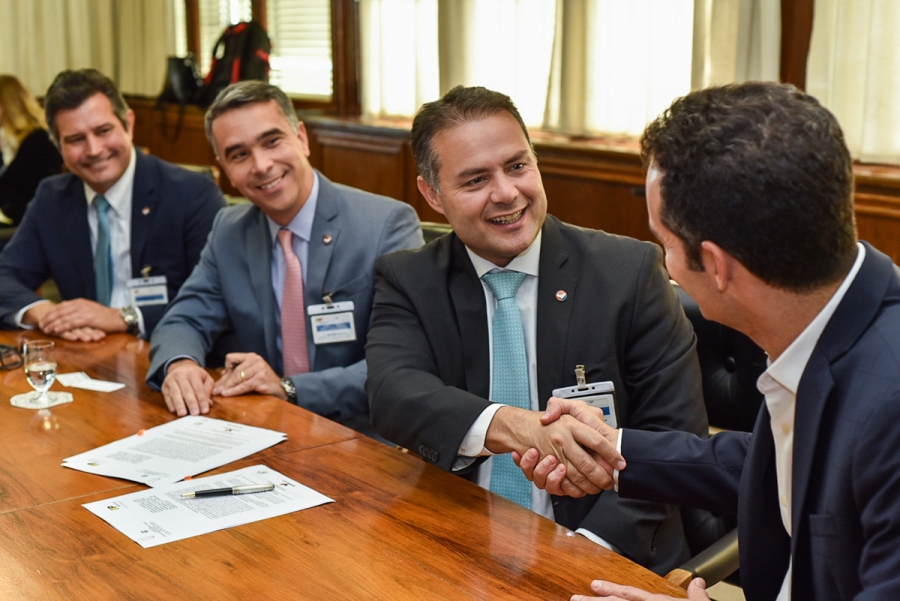 Governador de Alagoas, Renan Filho, celebra o acrdo com o presidente da TAP, Antonoaldo Neves