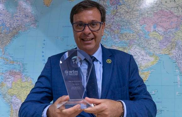 Gilson Machado Neto, presidente da Embratur, recebeu o troféu da WTM Londres