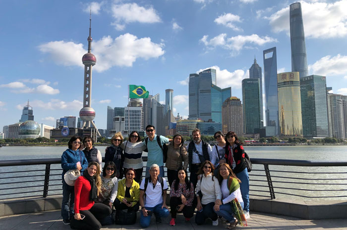 American Airlines e Investur realizam famtour para China 1 American Airlines, em parceria com a Investur, levou 16 agências de viagem brasileiras para conhecer a China