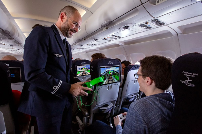 Air France opera primeiro voo do mundo com tecnologia Li-Fi 1 Pela primeira vez na história, a tecnologia Li-Fi foi testada a bordo de um voo comercial, realizado entre Paris-Orly e Toulouse pela Air France, em parceria com a Latécoère e Ubisoft