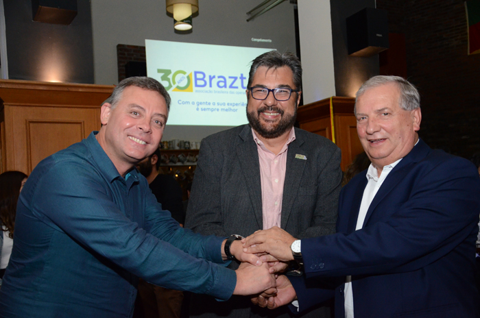 Ângelo Sanches, secretario de Turismo de Canela, Roberto Nedelciu, presidente da Braztoa, e Constantino Orsolin, prefeito de Canela