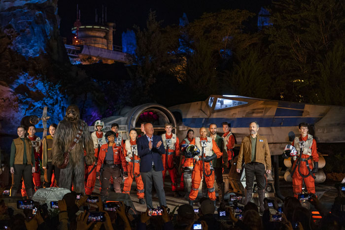 Star Wars: Rise of the Resistance estreia no Hollywood Studios 1 Bob Chapek, chairman, Disney Parks, Experiences and Products, is joined by a cast of Star Wars characters for the official dedication of Star Wars: Rise of the Resistance at Disney’s Hollywood Studios, Dec. 4, 2019. Opening to the public Dec. 5, 2019, inside Star Wars: Galaxy’s Edge at Walt Disney World Resort in Lake Buena Vista, Fla., the groundbreaking new attraction invites guests into a climactic battle between the Resistance and the First Order in a thrilling Star Wars adventure of galactic proportions. (Matt Stroshane, photographer)