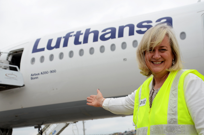 Lufthansa retoma rota Munique-São Paulo com a presença de autoridades 1 Anette Taueber e o Airbus A350-900
