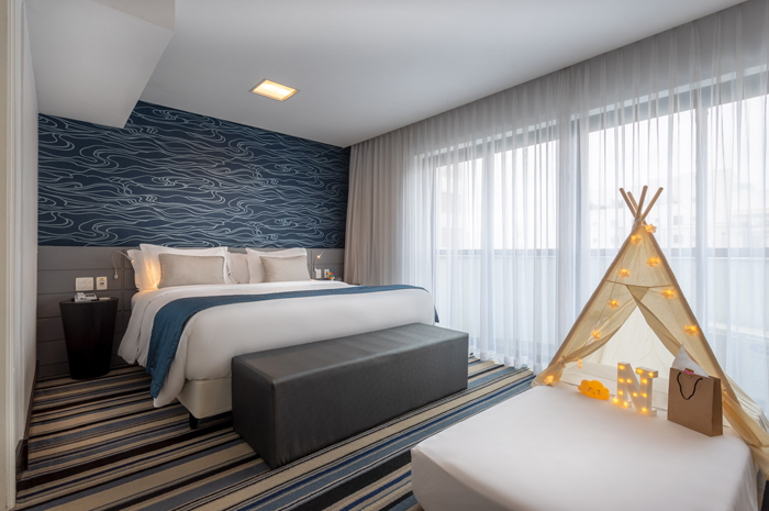 Após retrofit, Quality Suites passa a operar com bandeira Radisson 1 As acomodações do hotel contam com ar-condicionado, Smart TV, forno de micro-ondas e frigobar