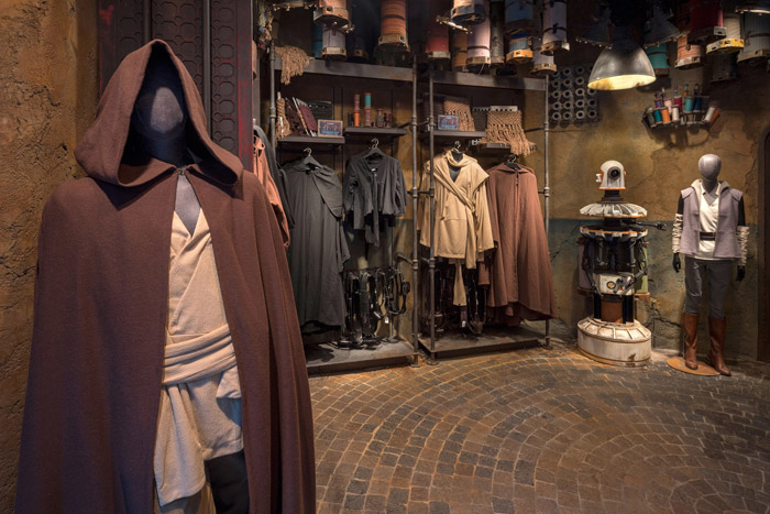 Star Wars: Galaxy's Edge possui uma coleção de lojas e artigos exóticos; conheça 5 Inside Black Spire Outfitters in Star Wars: Galaxy’s Edge at Disneyland Park in California and opening Aug. 29, 2019, at Disney’s Hollywood Studios in Florida, guests will find the latest in galactically trendy apparel and accessories. (Kent Phillips, photographer)