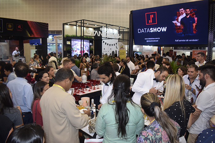 Política 6 Centro de Eventos atrai visitantes durante a cerimônia de encerramento Política