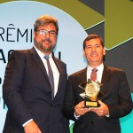 Claudio Tinoco, secretário de Turismo de Salvador, recebe o prêmio Marketing e Comercialização do Turismo de Roberto Nedelciu, presidente da Braztoa