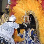 Coroação da rainha durante a apresentação do ritmo do Maracatu