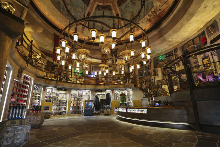 Star Wars: Galaxy's Edge possui uma coleção de lojas e artigos exóticos; conheça 4 Guests visiting Dok-Ondar’s Den of Antiquities in Star Wars: Galaxy’s Edge at Disneyland Park in California and opening Aug. 29, 2019, at Disney’s Hollywood Studios in Florida will discover rare items from across the galaxy for sale, all part of Dok-Ondar’s collection. Items represent different eras of the Star Wars saga, including holocrons, ancient Jedi and Sith artifacts, lightsabers and more. (David Roark, photographer)