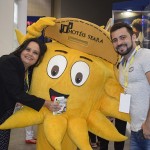 Emilia Cândida e Marlos Martins, do Hotel Seara, acompanhados do mascote do empreendimento