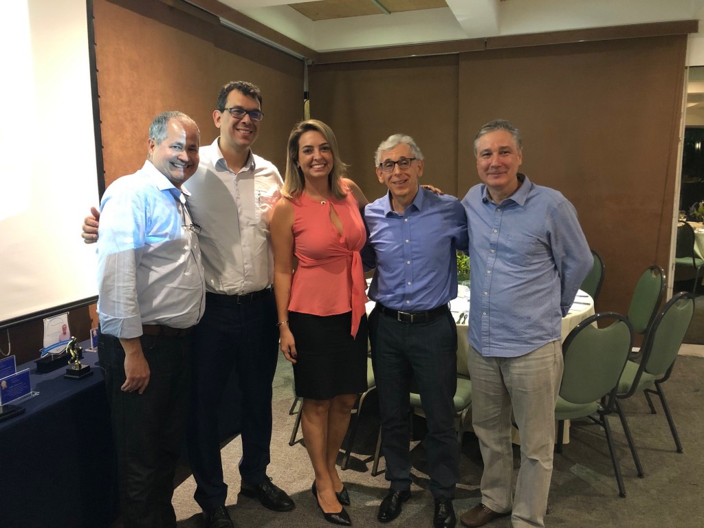 Promotional Travel cresce 20% em vendas em 2019 1 Fernando Gonçalves e Livia Aquino Simionato, do Itau, com a diretoria da Promotional