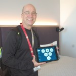 Fábio Karlguth, da Wanna Dreams, mostrando toda a tecnologia dos quartos do Aventura Hotel, nos quais há um tablet que controla tudo