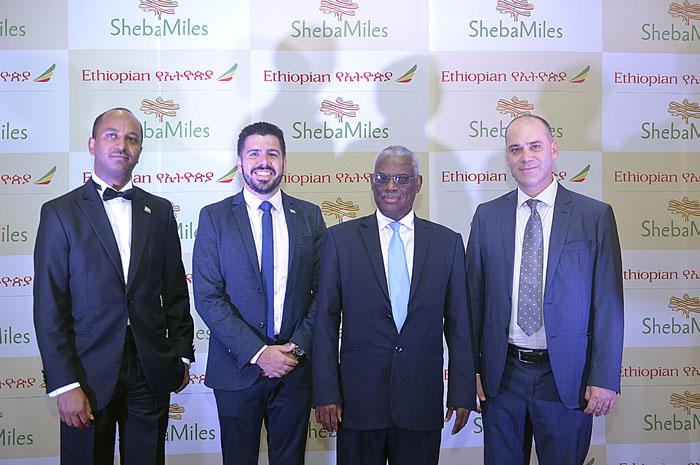Girum Abebe, Raphael de Lucca e Fernando Hagopian, da Ethiopian Airlines, com o o embaixador Yalew Abate