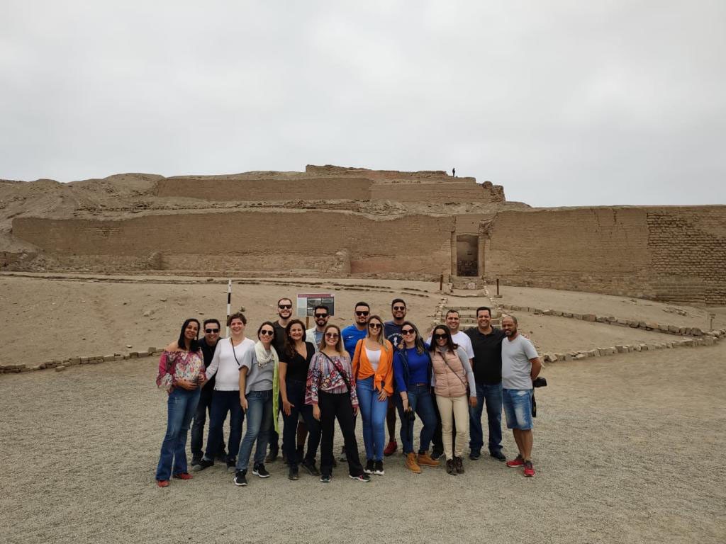 Abreu premia vencedores de campanha de vendas com viagem ao Peru 1 Grupo de colaboradores da Abreu nas Ruínas de Pachacamac