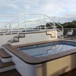 Jacuzzi e piscina adulto no deck solarium