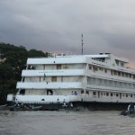 O barco de quatro andares é propriedade da Joicetur