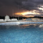 Piscina com bar molhado 