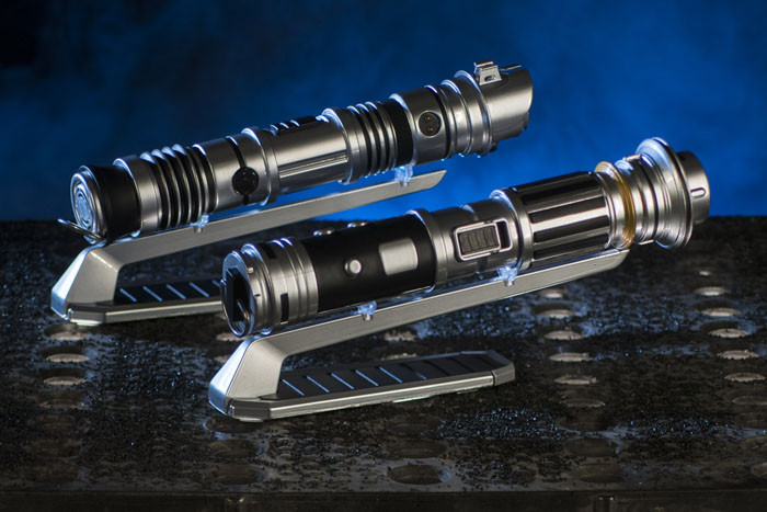 Star Wars: Galaxy's Edge possui uma coleção de lojas e artigos exóticos; conheça 3 At Savi's Workshop - Handbuilt Lightsabers in Star Wars: Galaxy’s Edge at Disneyland Park in Anaheim, California and at Disney's Hollywood Studios in Lake Buena Vista, Florida, guests will be able to build their own lightsaber, guided by ancient wisdom but crafted by the choices they make on their own adventure. Each build will begin with a personal connection to a kyber crystal used to ignite the custom lightsaber. (David Roark/Disney Parks)