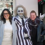 Lora Sauls e Celiana Clavel, da Universal, com personagem do filme Os Fantasmas se divertem