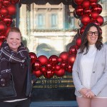 Lora Sauls, gerente sênior de Desenvolvimento Criativo e Direção de Shows da Universal, com Celiana Clavell, diretora Sênior de Entretenimento, Arte & Design da Universal