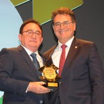 Manoel Linhares, presidente da ABIH Nacional, entregou o prêmio de Melhoria de Negócios ao secretário de Turismo de São Paulo, Vinicius Lummertz