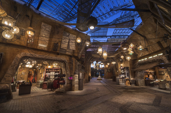 Star Wars: Galaxy's Edge possui uma coleção de lojas e artigos exóticos; conheça 1 Guests visiting Star Wars: Galaxy’s Edge at Disneyland Park in California and opening Aug. 29, 2019, at Disney’s Hollywood Studios in Florida will be able to wander the lively marketplace in Black Spire Outpost and find a robust collection of merchant shops and stalls filled with authentic Star Wars creations. (Kent Phillips, photographer)