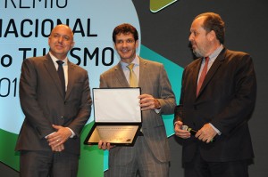 Ex-Ministro do Turismo recebeu  homenagem da Abear, representada pelo presidente Eduardo Sanovicz e pelo diretor da Gol, Claudio Borges