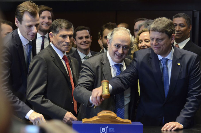 Representante da Aena arremata o bloco nordeste ao lado do ministro da Infraestrutura, Tarcísio Freitas (Foto: Rovena Rosa/Agência Brasil)