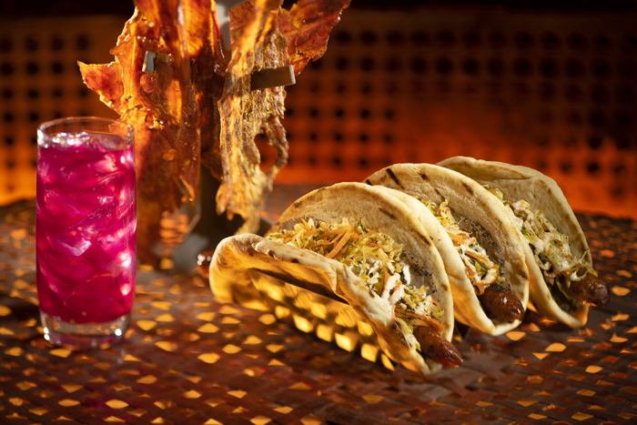 Conheça os sabores exóticos dos restaurantes da área de Star Wars: Galaxy's Edge 1 Guests will discover innovative and creative eats from around the galaxy at Star Wars: Galaxy's Edge at Disneyland Park in Anaheim, California and at Disney's Hollywood Studios in Lake Buena Vista, Florida. Pictured here, left to right, are the Meiloorun Juice, the Nuna Turkey Jerky and the Ronto Wrap filled with roasted pork, grilled sausage, peppercorn sauce and tangy slaw wrapped in pita found at Ronto Roasters, located in the Black Spire Outpost market. (Kent Phillips/Disney Parks)