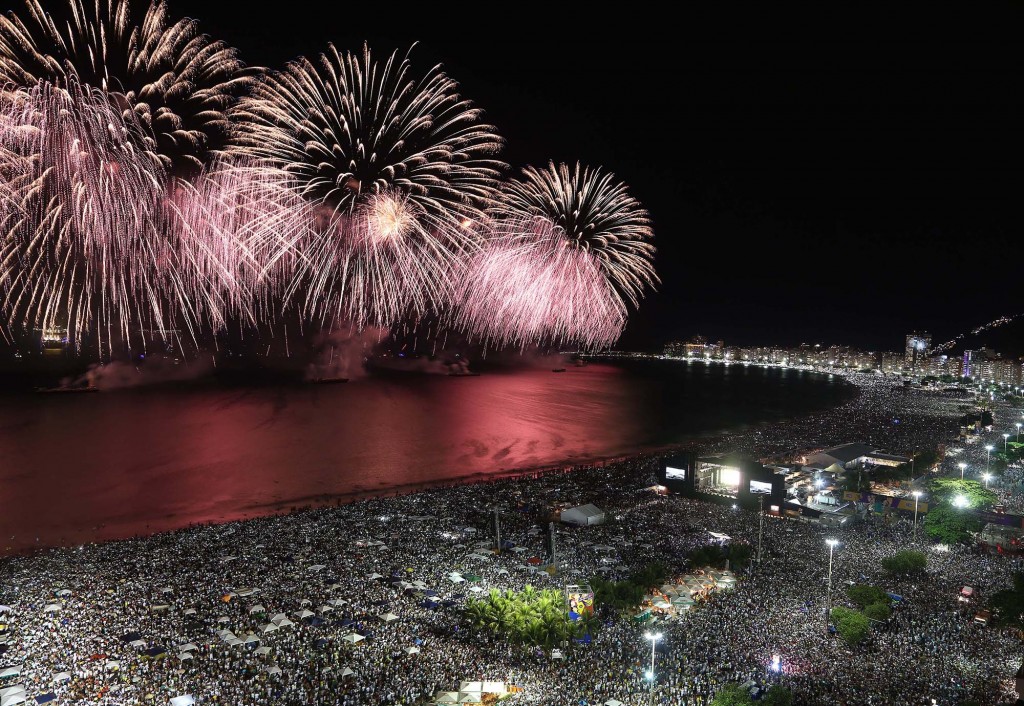 A tradicional queima de fogos acontecerá em dez pontos da cidade, a fim de desincentivar o deslocamento da população a Copacabana. 