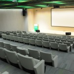 São dois auditórios idênticos