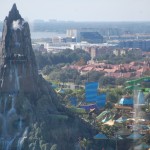 Vista do Bistro 17, do Aventura Hotel, impressiona, incluindo o Volcano Bay