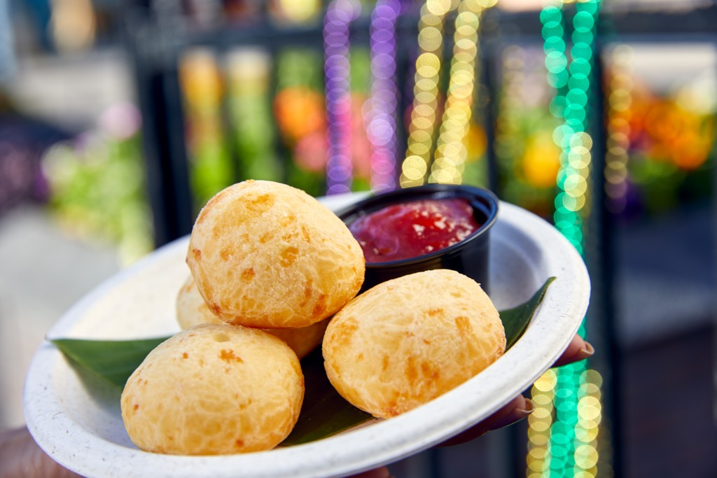 Culinária brasileira é destaque no Mardi Gras 2020 do Universal Orlando 07_Pao de Quiejo_Carnival Around The Universe