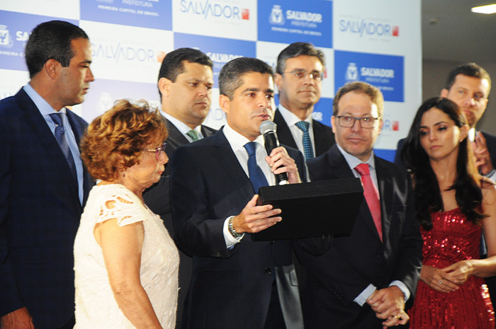 Construído em tempo recorde, CC de Salvador recebe primeiro evento em março 3 ACM Neto, durante coletiva, fez uma homenagem a Paulo Gaudenzi