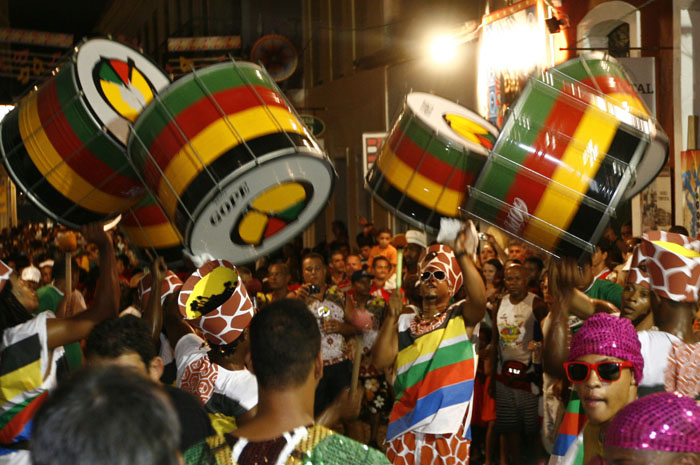 Mais de 70% dos brasileiros sonham em conhecer carnavais de Salvador, Recife e Rio 1 Apresentação do Olodum durante o Carnaval de rua em Salvador (Foto: Roberto Viana)