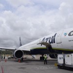 Avião sendo reabastecido para a próxima rota