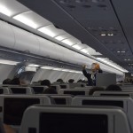Comissária de bordo passando as orientações no início do voo