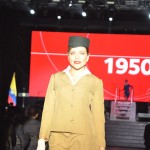 Desfile com comissária apresentou modelos usados pela companhia ao longo de sua história