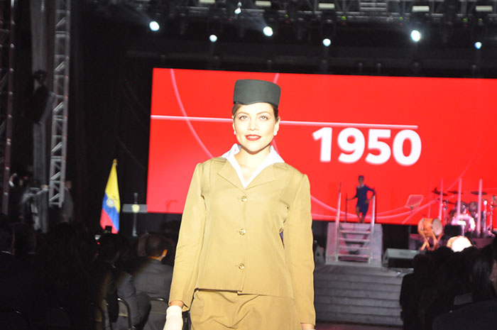 Desfile com comissária apresentou modelos usados pela companhia ao longo de sua história