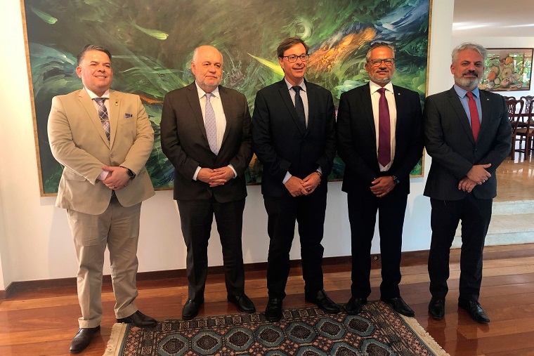 Brasil e Colômbia se unem para aumentar fluxo de turistas entre os países 1 Embaixador da Colômbia, Dário Montoya (ao centro), com Osvaldo Matos e Gilson Machado Neto, da Embratur, e Bob Santos e William França, do MTur