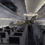 Equipe de limpeza higienizando o avião antes do próximo embarque
