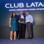Gabriela Mundim e Igor Miranda, da Latam, com André Khouri, da CMT Gabriela Mundim e Igor Miranda, da Latam, com André Khouri, da CMT