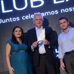 Gabriela Mundim e Igor Miranda, da Latam, com Edmar Bull, da Copastur Gabriela Mundim e Igor Miranda, da Latam, com Edmar Bull, da Copastur