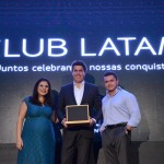 Gabriela Mundim e Igor Miranda, da Latam, com Juarez Cintra Neto, da Ancoradouro Gabriela Mundim e Igor Miranda, da Latam, com Juarez Cintra Neto, da Ancoradouro