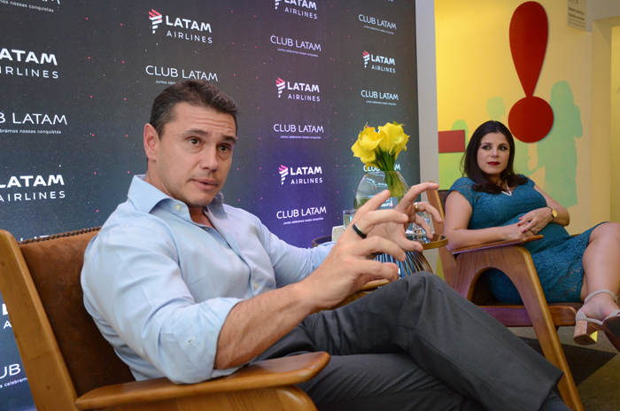 Igor Miranda e Gabriela Mundim, da Latam, realizaram uma pequena coletiva de imprensa durante o evento
