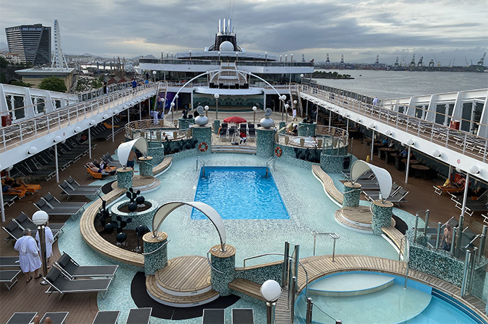 Cruzeiro de volta ao mundo da MSC chega ao Brasil; veja fotos 2 Parte externa do navio com piscinas e área de lazer