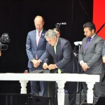 Presidente da Colômbia, Iván Duque Marquez, carimba o selo comemorativo dos 100  anos da Avianca