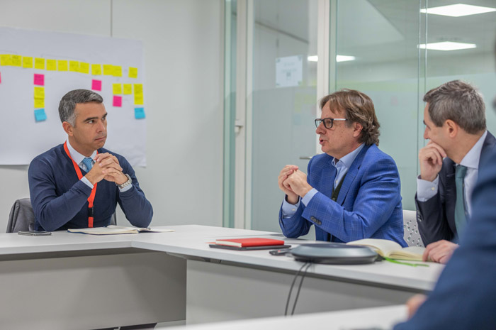 Rafael Brito, secretário de Desenvolvimento Econômico e Turismo, em reunião com representantes da Aena