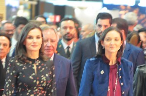 Rainha Letizia da Espanha abre oficialmente o evento ao lado da Ministra do Comércio e Turismo, Reyes Maroto, e do presidente do conselho da Ifema, Clemente Soler